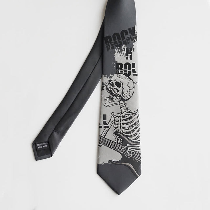 Corbata de hombre con calavera en gris oscuro y diseño punk rock
