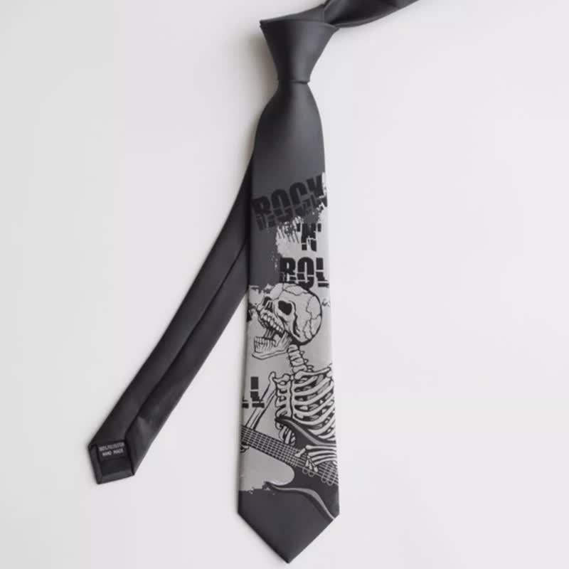 Corbata de hombre con calavera en gris oscuro y diseño punk rock
