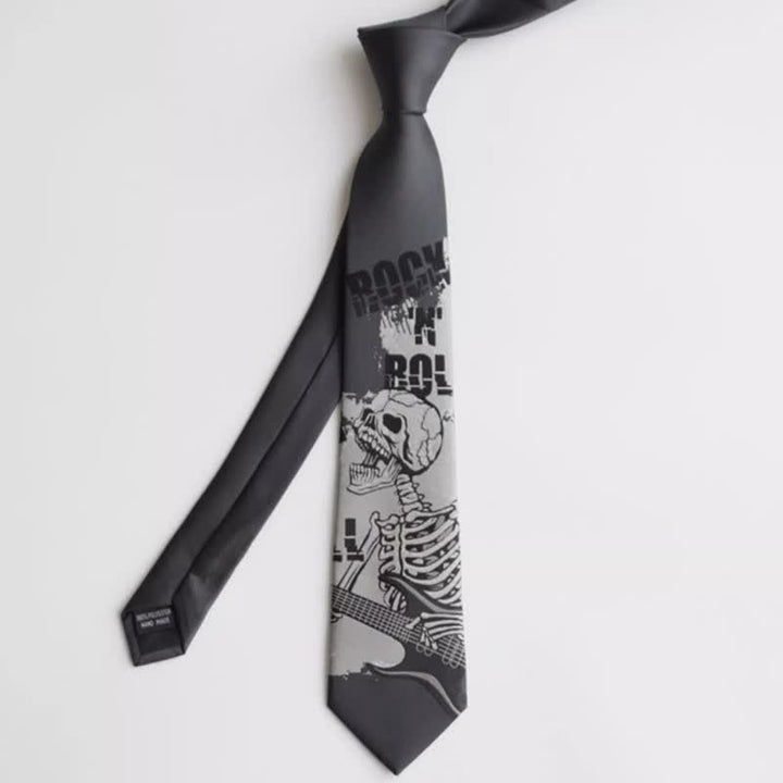 Corbata de hombre con calavera en gris oscuro y diseño punk rock