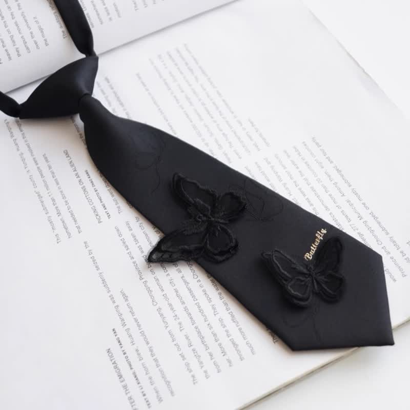 Corbata pequeña de mariposa de estilo informal preatada para hombre
