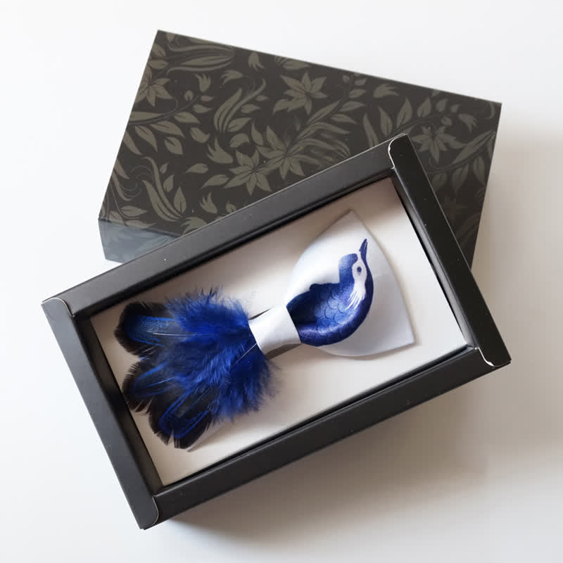 Pajarita con plumas de pájaro en azul marino y blanco puro