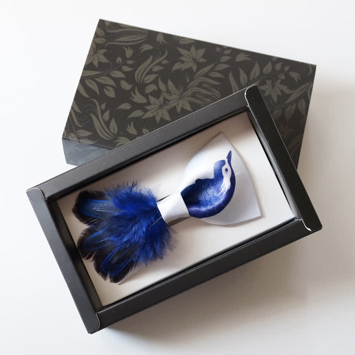 Pajarita con plumas de pájaro en azul marino y blanco puro
