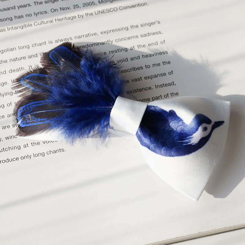 Pajarita con plumas de pájaro en azul marino y blanco puro
