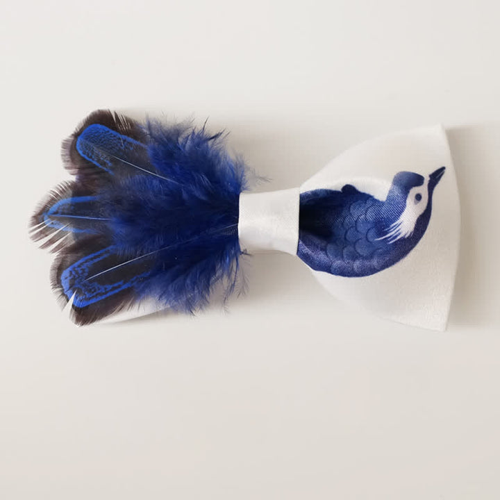 Pajarita con plumas de pájaro en azul marino y blanco puro