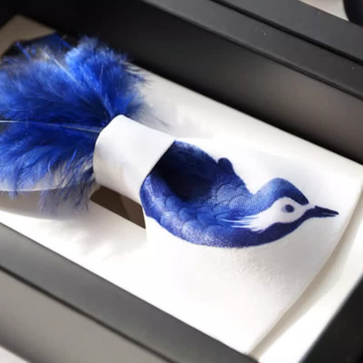 Pajarita con plumas de pájaro en azul marino y blanco puro