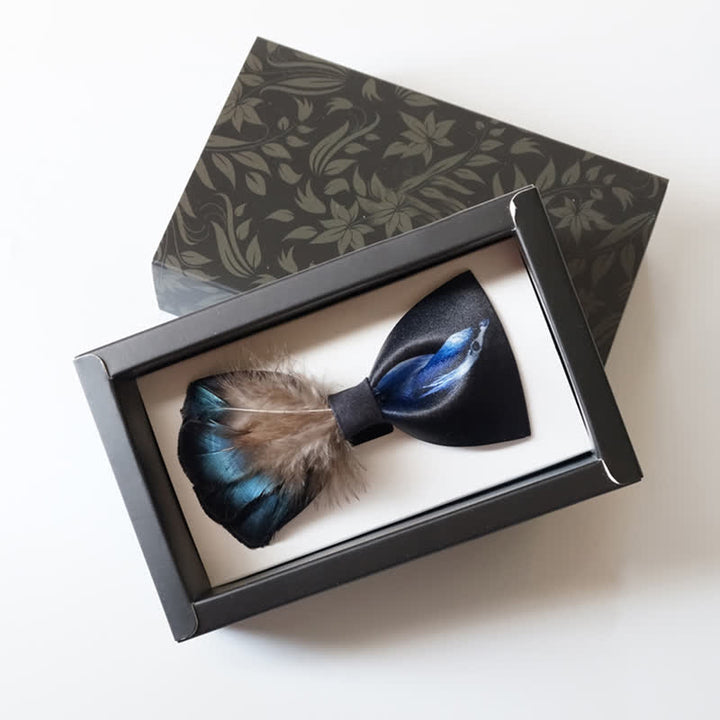 Pajarita con plumas de pájaro en azul marino y negro