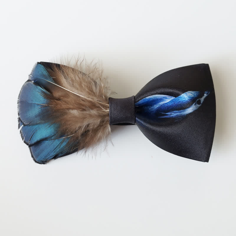 Pajarita con plumas de pájaro en azul marino y negro