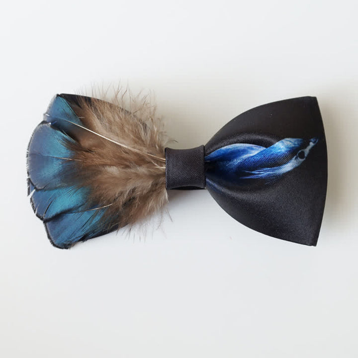 Pajarita con plumas de pájaro en azul marino y negro