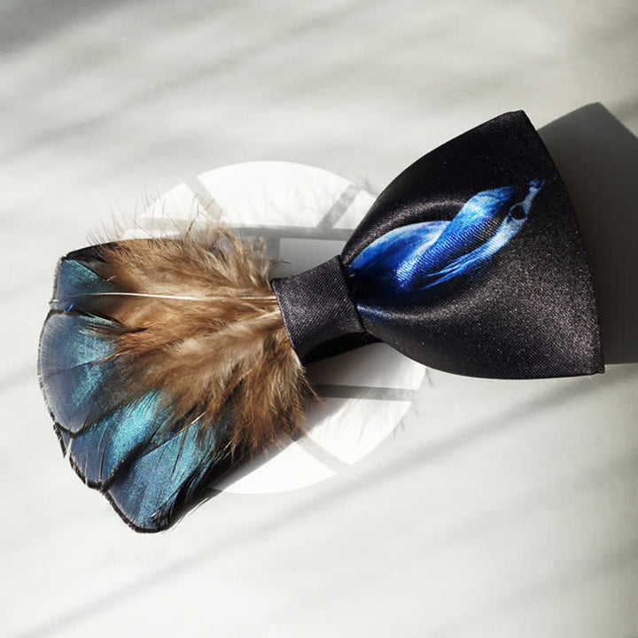 Pajarita con plumas de pájaro en azul marino y negro