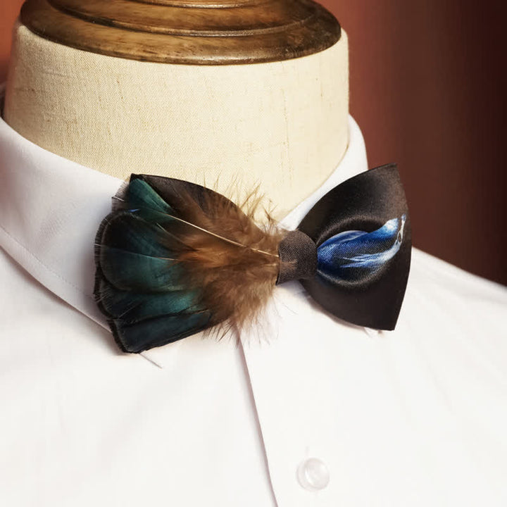 Pajarita con plumas de pájaro en azul marino y negro