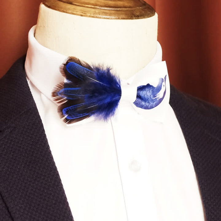 Pajarita con plumas de pájaro en azul marino y blanco puro