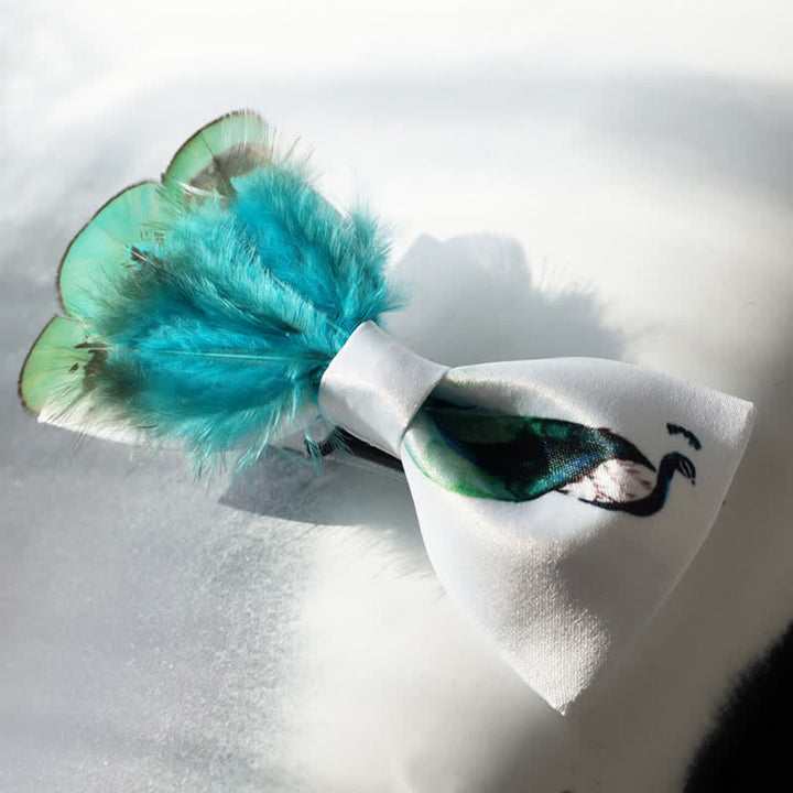 Pajarita con plumas de cola de pavo real en turquesa y blanco