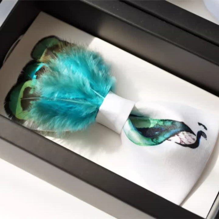 Pajarita con plumas de cola de pavo real en turquesa y blanco
