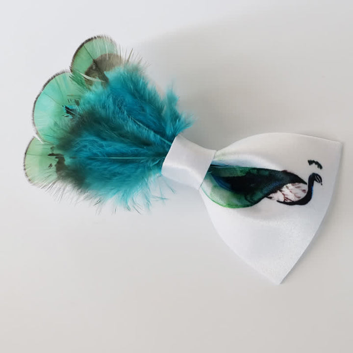 Pajarita con plumas de cola de pavo real en turquesa y blanco