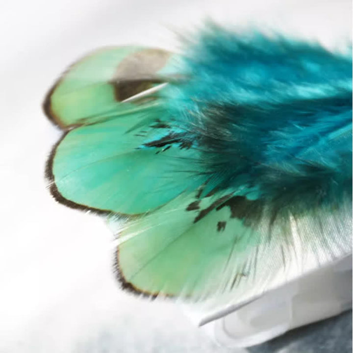Pajarita con plumas de cola de pavo real en turquesa y blanco
