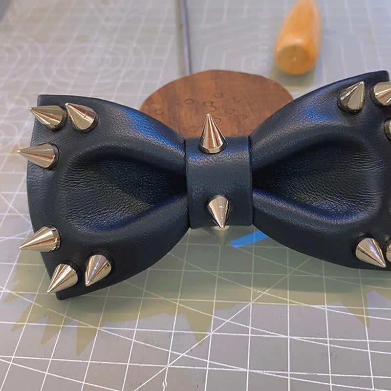 Pajarita de cuero con tachuelas y remaches negros para hombre