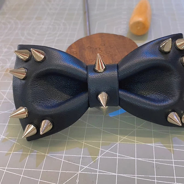 Pajarita de cuero con tachuelas y remaches negros para hombre