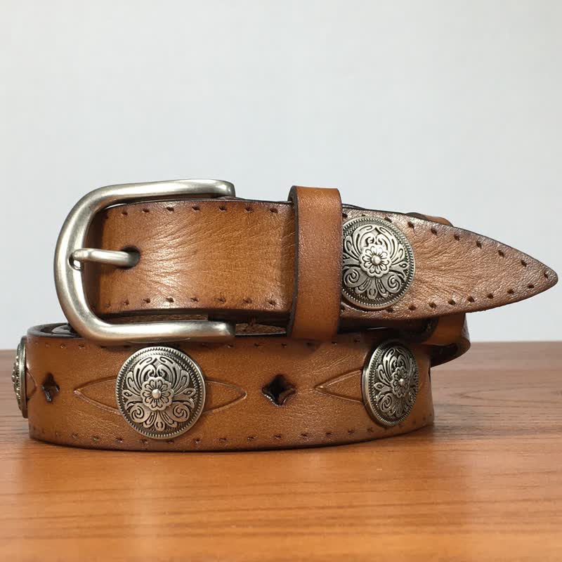 Cinturón vintage de cuero con remaches y flores talladas en forma redonda - Marrón claro - 36 - image 0
