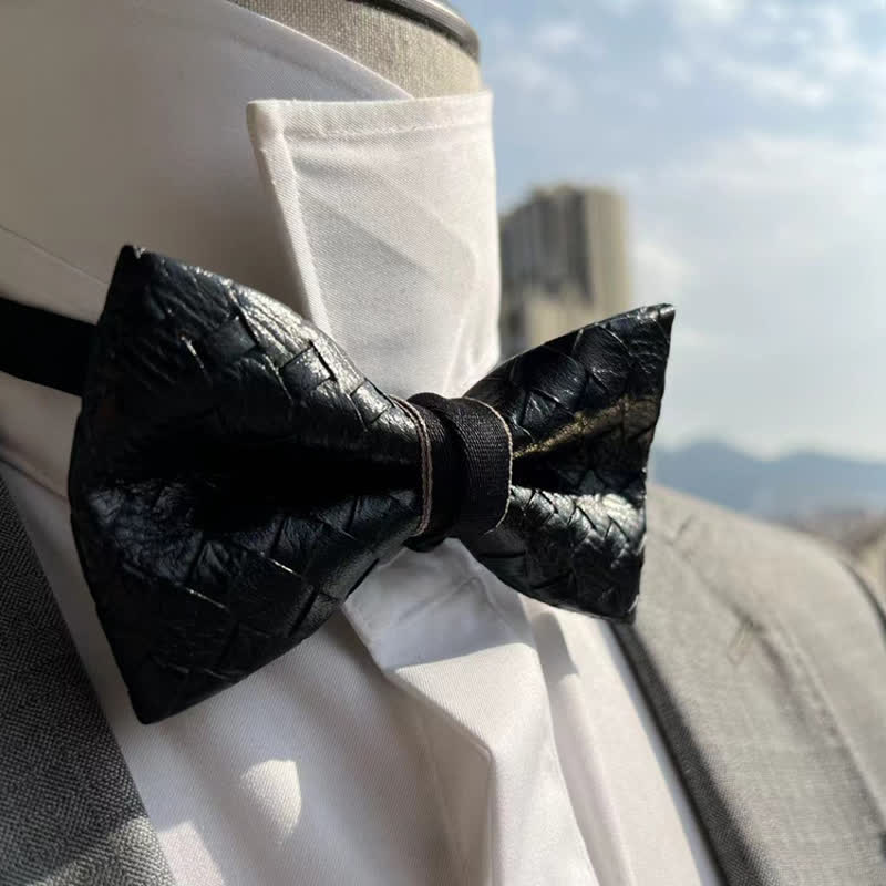 Pajarita de cuero negra con diseño de patrón de tejido para hombre