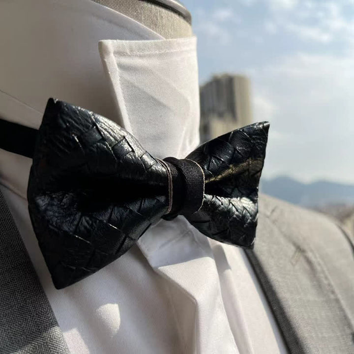 Pajarita de cuero negra con diseño de patrón de tejido para hombre