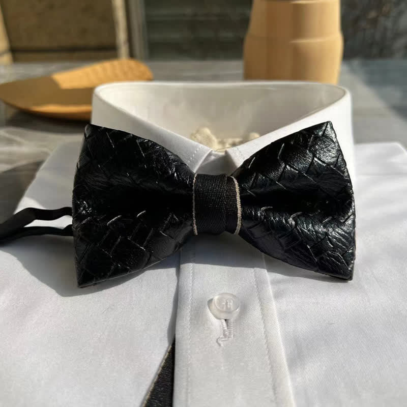 Pajarita de cuero negra con diseño de patrón de tejido para hombre