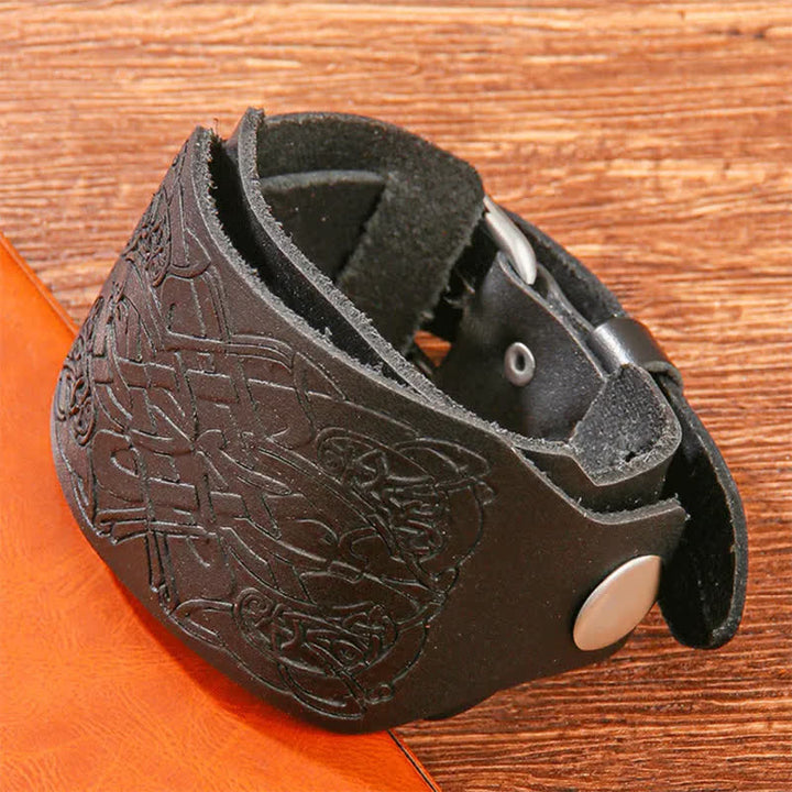 Correa de reloj de cuero con patrón de nudo celta en relieve