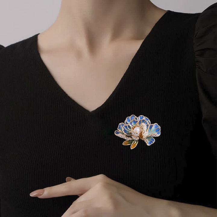 Broche de mujer con flores de peonía esmaltadas e incrustaciones de perlas