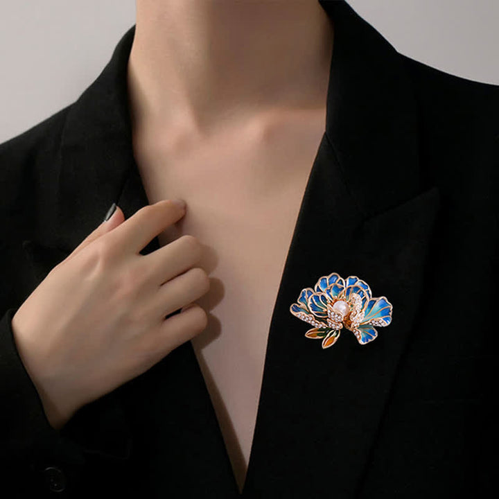 Broche de mujer con flores de peonía esmaltadas e incrustaciones de perlas