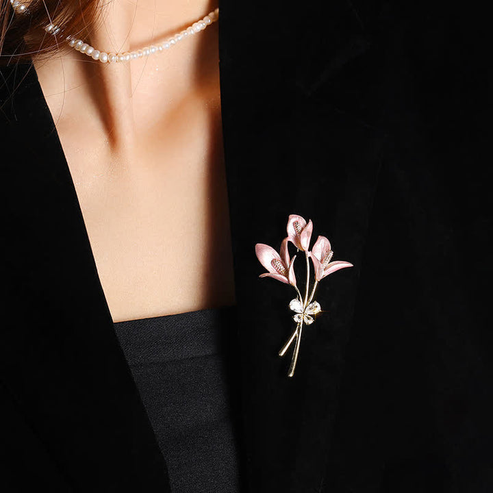 Broche de esmalte con circonita y flor de lirio rosa para mujer