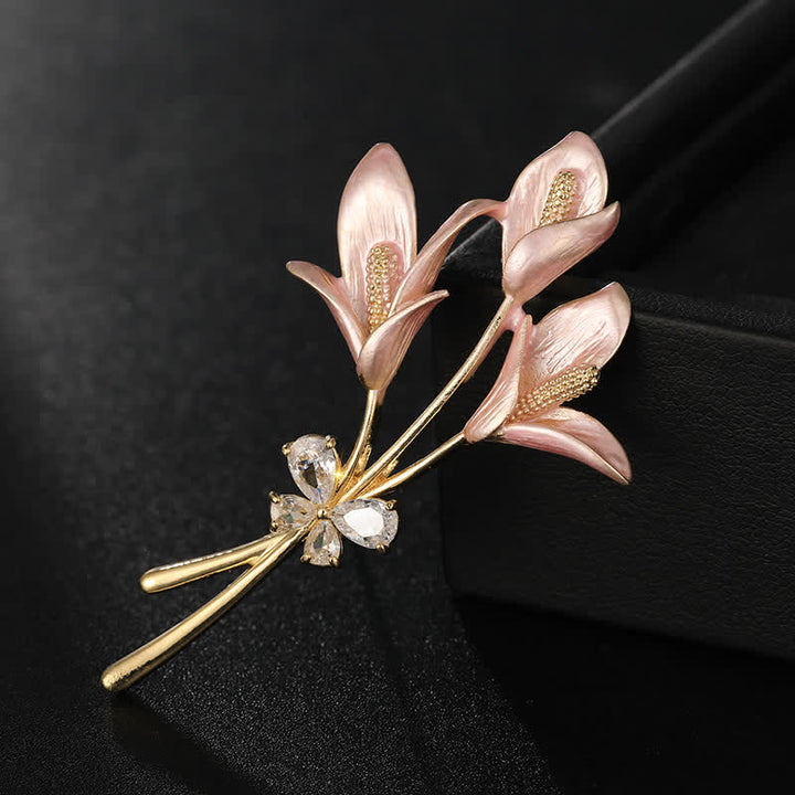 Broche de esmalte con circonita y flor de lirio rosa para mujer