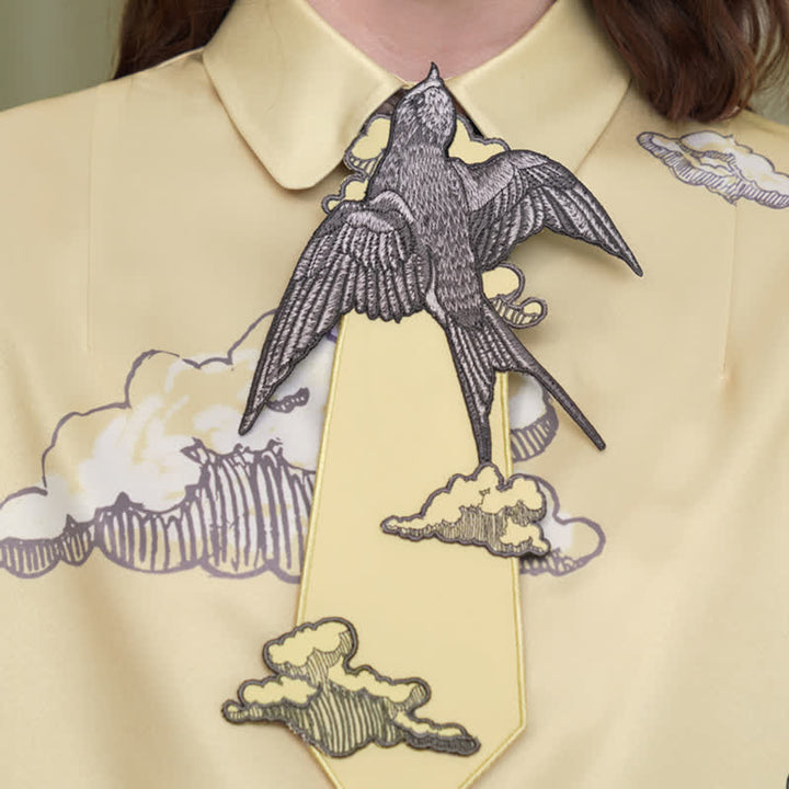 Corbata con cremallera bordada con golondrinas voladoras amarillas para mujer