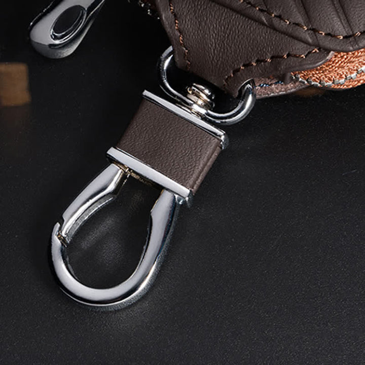 Estuche multifuncional para llaves de coche de cuero con diseño en V y cremallera.