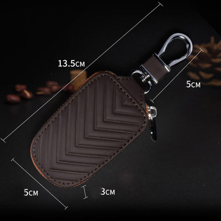 Estuche multifuncional para llaves de coche de cuero con diseño en V y cremallera.
