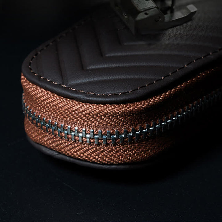 Estuche multifuncional para llaves de coche de cuero con diseño en V y cremallera.