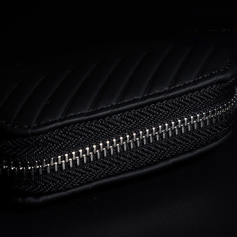 Estuche multifuncional para llaves de coche de cuero con diseño en V y cremallera.