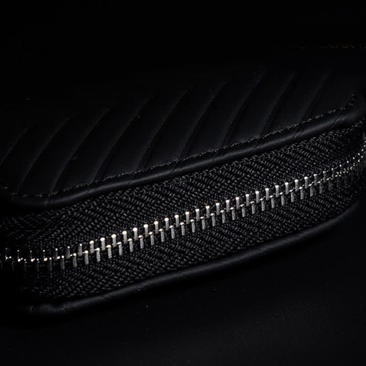 Estuche multifuncional para llaves de coche de cuero con diseño en V y cremallera.