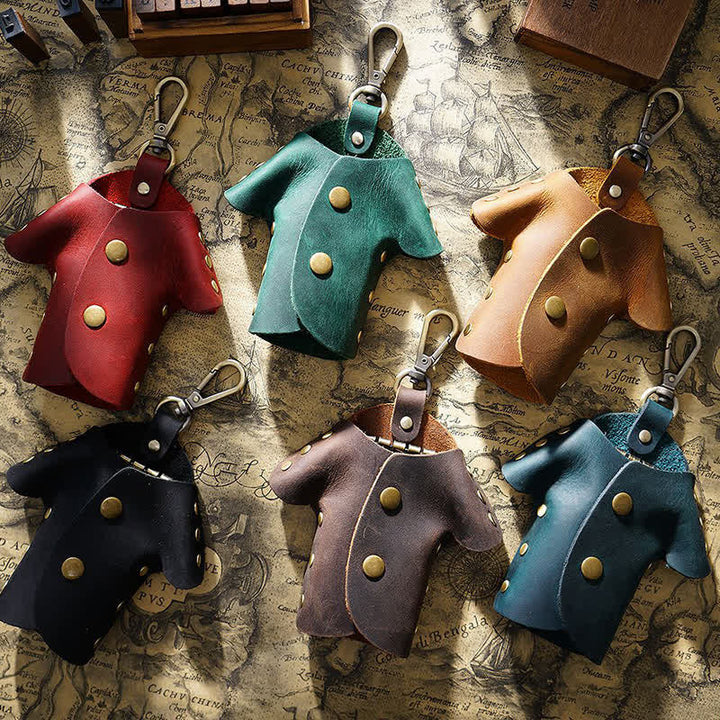 Estuche para llaves de cuero con forma de ropa linda y creativa.