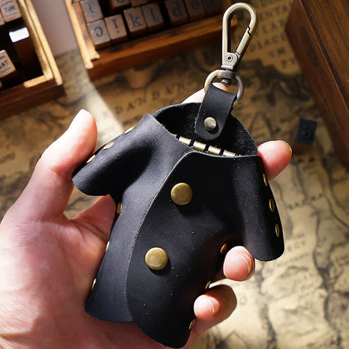 Estuche para llaves de cuero con forma de ropa linda y creativa.