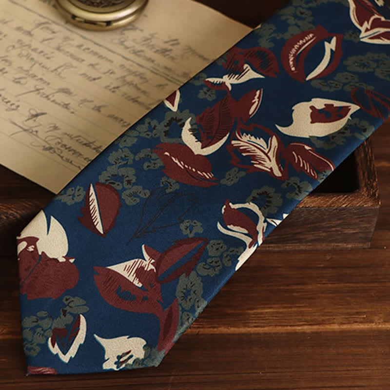 Corbata relajante con estampado floral azul marino y rojo para hombre