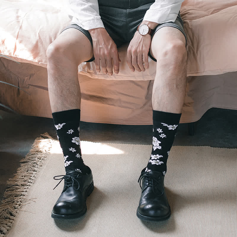 Calcetines negros con diseño de margaritas blancas pequeñas para hombre