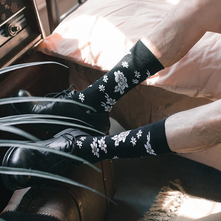 Calcetines negros con diseño de margaritas blancas pequeñas para hombre