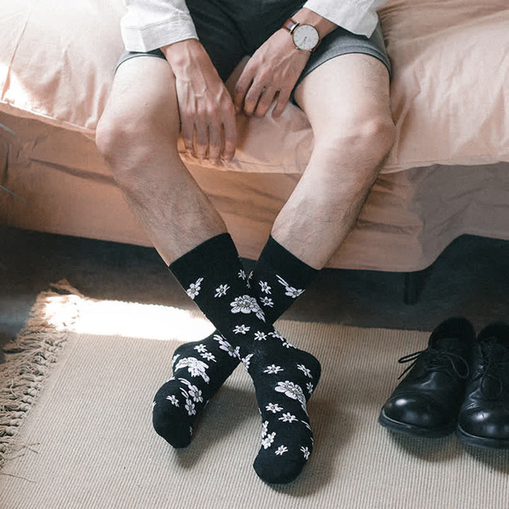 Calcetines negros con diseño de margaritas blancas pequeñas para hombre