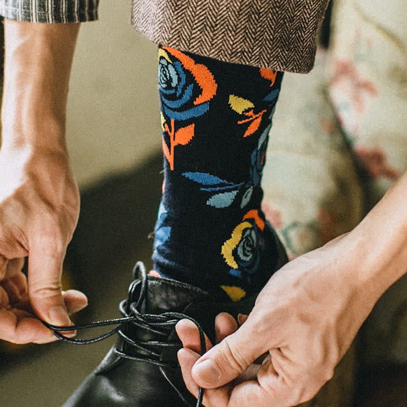 Calcetines de hombre con rosas azules salvajes en azul marino