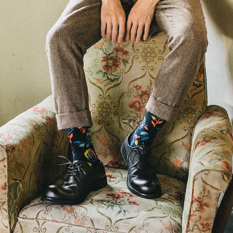 Calcetines de hombre con rosas azules salvajes en azul marino