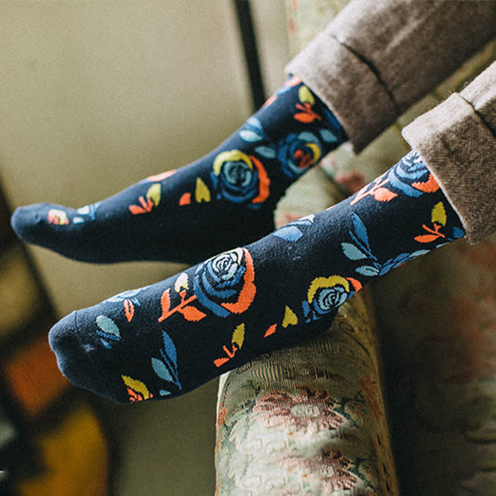 Calcetines de hombre con rosas azules salvajes en azul marino