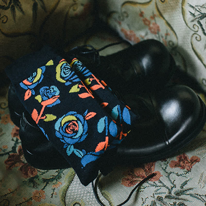 Calcetines de hombre con rosas azules salvajes en azul marino