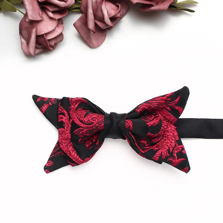 Pajarita para hombre con estampado floral de enredaderas negras y rojas