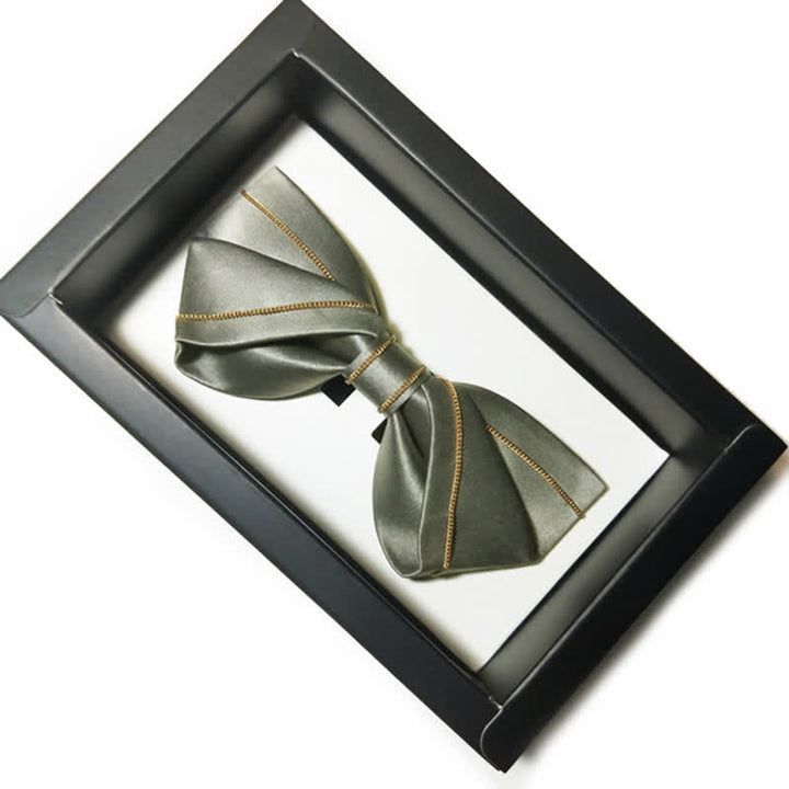 Pajarita con cadena dorada en tono gris noble para hombre