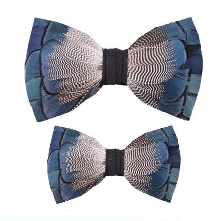 Pajarita infantil con plumas de pato azul azul y blanco y broche de solapa