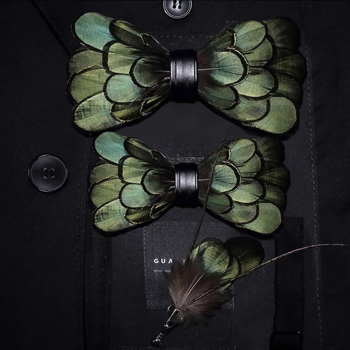 Pajarita clásica con plumas en verde oliva oscuro para niños con prendedor de solapa
